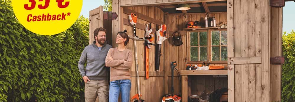 Zwei Personen vor einem Gartenhaus mit Gartengeräten von Stihl und einer Cashback Aktion von bis zu 35€.